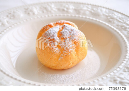 Cream puff 75398276