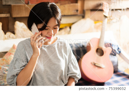 操作智能手機的女人 操作智能手機的女人 75399032