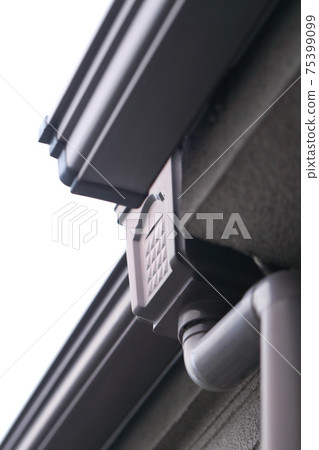 房屋屋頂和排水溝 75399099