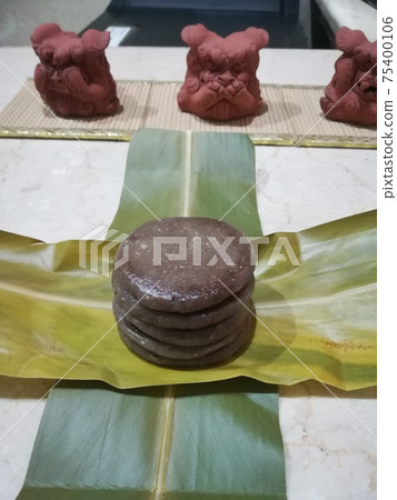 一種包在Shisa小雕像和貝殼姜中的Muchi。國齋通 75400106