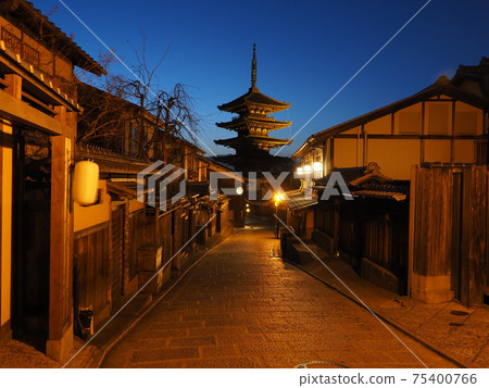 Kyoto Magic Hour Yasaka Tower 75400766