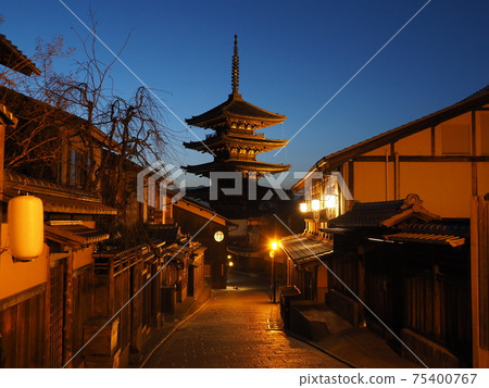 Kyoto Magic Hour Yasaka Tower 75400767