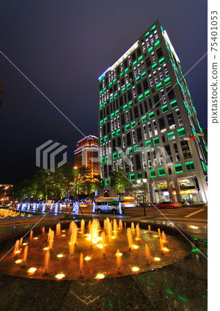 城市景觀和噴水池夜景 城市景觀和噴水池夜景 75401053