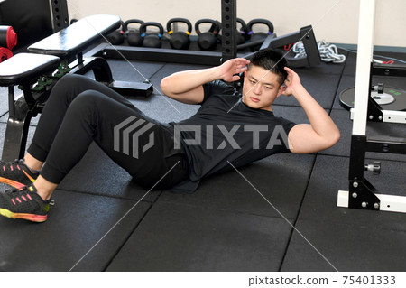 年輕人在健身房（體育俱樂部）仰臥起坐 75401333
