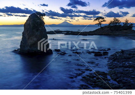 Yokosuka City, Kanagawa Prefecture, the coast where you can see the horizon and Mt. Fuji at the Tateishi in Akiya at dusk Yokosuka City, Kanagawa Prefecture, the coast where you can see the horizon and Mt. Fuji at the Tateishi in Akiya at dusk 75401399