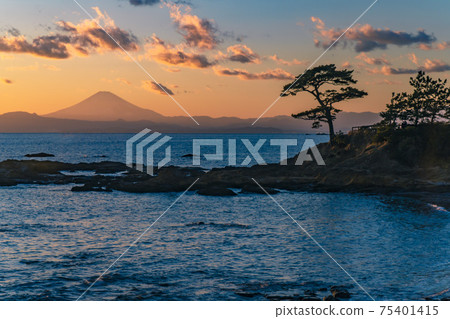 Yokosuka City, Kanagawa Prefecture, the coast where you can see the horizon and Mt. Fuji at the Tateishi in Akiya at dusk 75401415