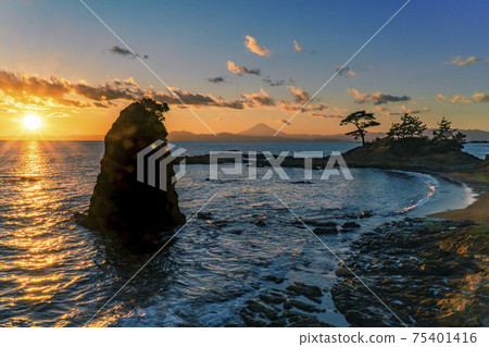 Yokosuka City, Kanagawa Prefecture, the coast where you can see the horizon and Mt. Fuji at the Tateishi in Akiya at dusk 75401416