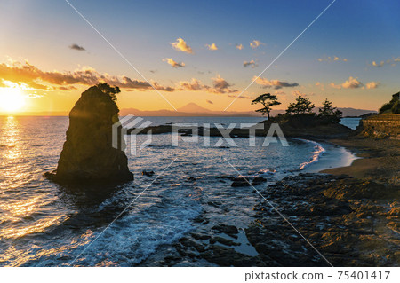 Yokosuka City, Kanagawa Prefecture, the coast where you can see the horizon and Mt. Fuji at the Tateishi in Akiya at dusk Yokosuka City, Kanagawa Prefecture, the coast where you can see the horizon and Mt. Fuji at the Tateishi in Akiya at dusk 75401417