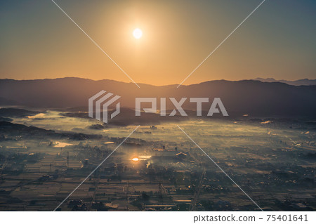 Dawn in Mitoyo City, Kagawa Prefecture, surrounded by fog Dawn in Mitoyo City, Kagawa Prefecture, surrounded by fog 75401641