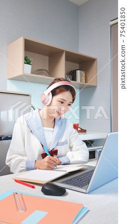 student is on course online 75401850
