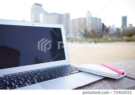 商業區公園內PC上的遠程辦公 商業區公園內PC上的遠程辦公 75402022