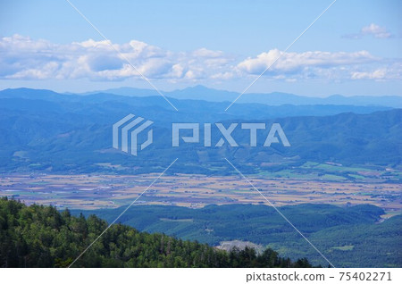 富良野從北海道十勝岳溫泉橋的景色 75402271