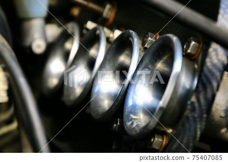 4-throttle 4AG engine with intake funnel 4-throttle 4AG engine with intake funnel 75407085