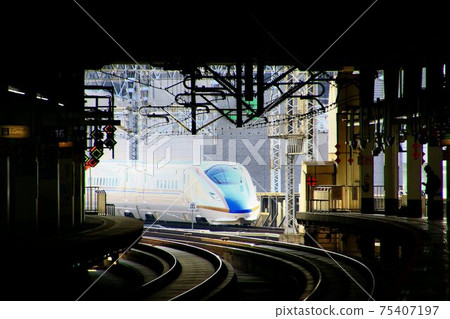 To E7 Shinkansen / Kanazawa ... Hokuriku Shinkansen / Omiya Station 75407197