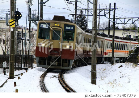在白雪皚皚的鬼怒川線上行駛... 6050系列火車 在白雪皚皚的鬼怒川線上行駛... 6050系列火車 75407379
