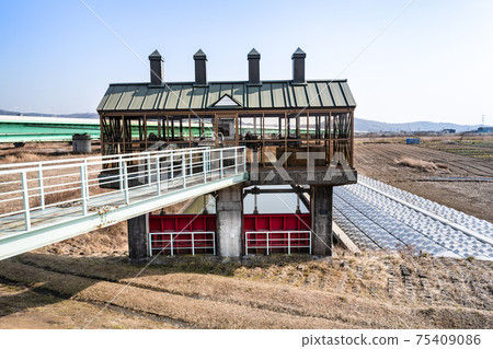 北上河古船越的尖屋頂鎖 75409086