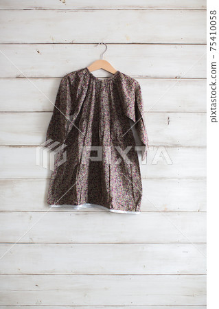 可愛的童裝禮服連衣裙的女孩 可愛的童裝禮服連衣裙的女孩 75410058