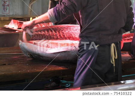 Dismantling of Oma bluefin tuna and tuna auction. 75410322