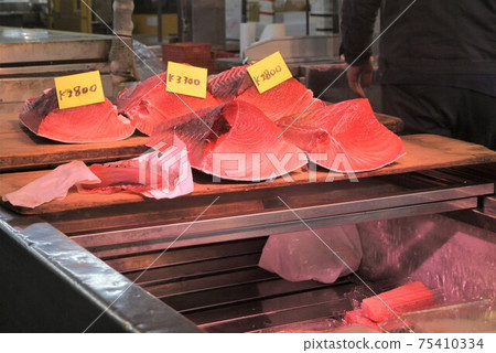 Dismantling of Oma bluefin tuna and tuna auction. Dismantling of Oma bluefin tuna and tuna auction. 75410334