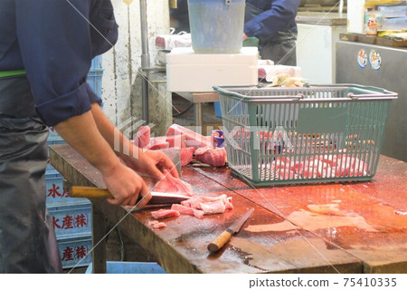 Dismantling of Oma bluefin tuna and tuna auction. 75410335