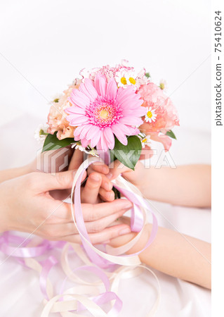 Children's hand handing a bouquet Flower gift image material Children's hand handing a bouquet Flower gift image material 75410624