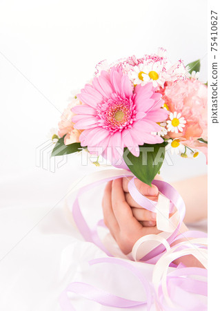 Children's hand handing a bouquet Flower gift image material Children's hand handing a bouquet Flower gift image material 75410627