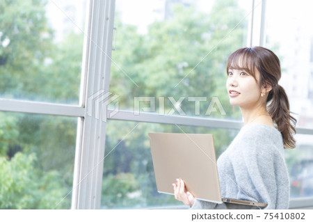 商業場景女筆記本電腦 75410802
