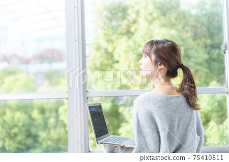 商業場景女筆記本電腦 75410811