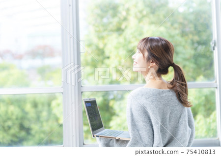 商業場景女筆記本電腦 75410813