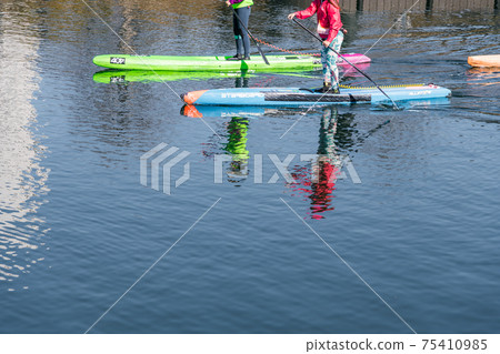 [Enjoy the stand-up paddle board in a canal where the waves are calm] 75410985