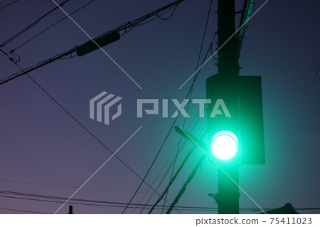 遠見的光在黃昏時變成了綠燈 遠見的光在黃昏時變成了綠燈 75411023