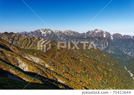 從Jiigatake山脊線看到秋天的立山山脈 75411644
