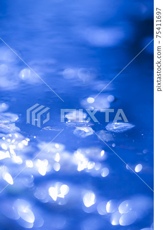 漂浮在水錶面上的櫻花瓣 漂浮在水錶面上的櫻花瓣 75411697