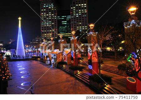 城市的聖誕節夜景裝飾和建築 75411750