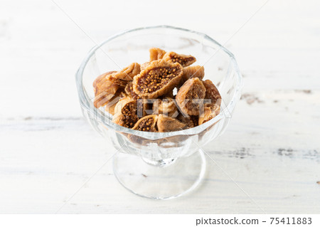 幹無花果採取自然背景 75411883