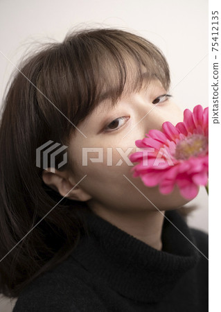 鮮花和婦女 75412135