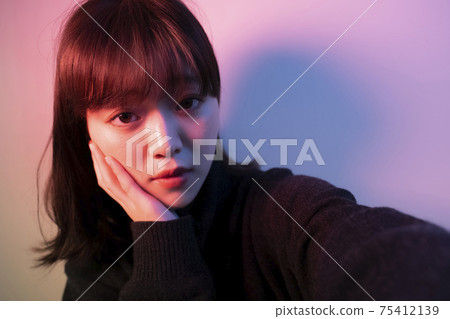 彩燈和婦女 彩燈和婦女 75412139