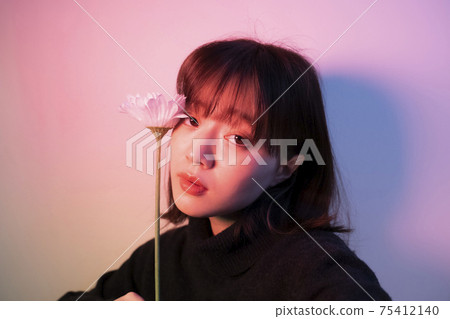 花在彩色光中的女人 花在彩色光中的女人 75412140