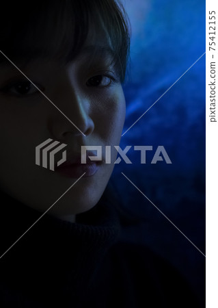 Woman in the dark Woman in the dark 75412155