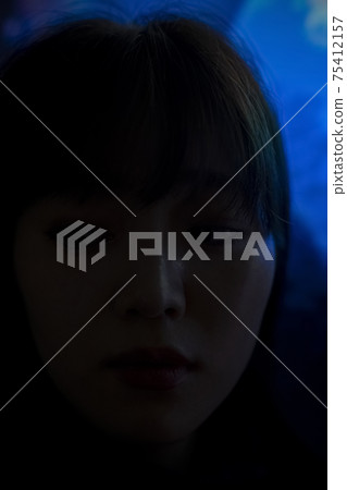 Woman in the dark 75412157