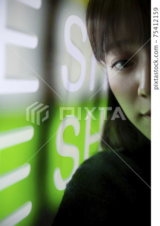 Woman illuminated by neon 75412159