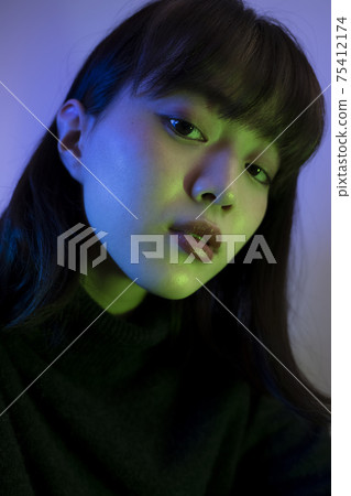 彩燈和婦女 彩燈和婦女 75412174