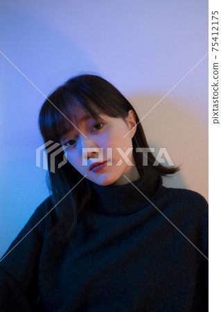 彩燈和婦女 彩燈和婦女 75412175