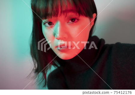 彩燈和婦女 彩燈和婦女 75412176
