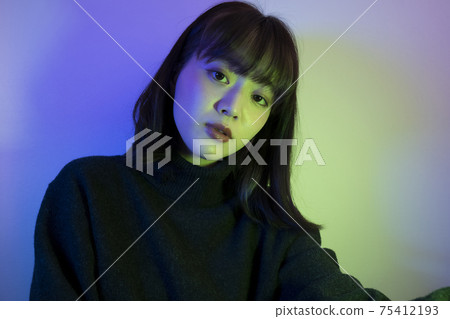 彩燈和婦女 75412193