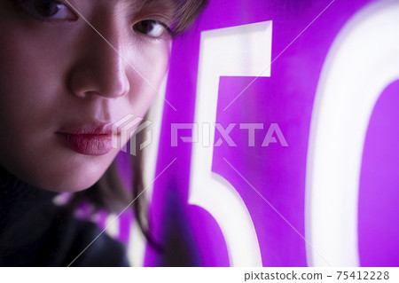 霓虹燈照亮的女人 霓虹燈照亮的女人 75412228