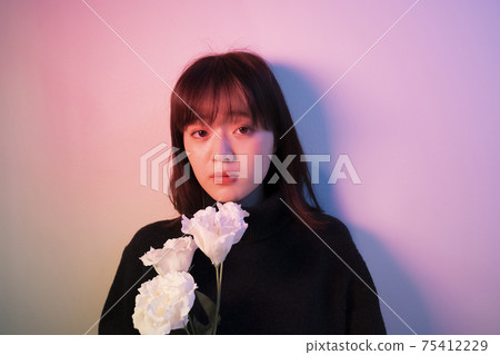 花在彩色光中的女人 花在彩色光中的女人 75412229