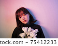 花在彩色光中的女人 75412233