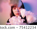 花在彩色光中的女人 75412234