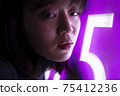 霓虹燈照亮的女人 75412236